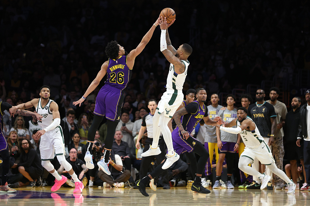 Spencer Dinwiddie (#26) of the Los Angeles Lakers blocks a shot by Damian Lillard of the Milwaukee Bucks in the game at Crypto.com Arena in Los Angeles, California, March 8, 2024. /CFP
