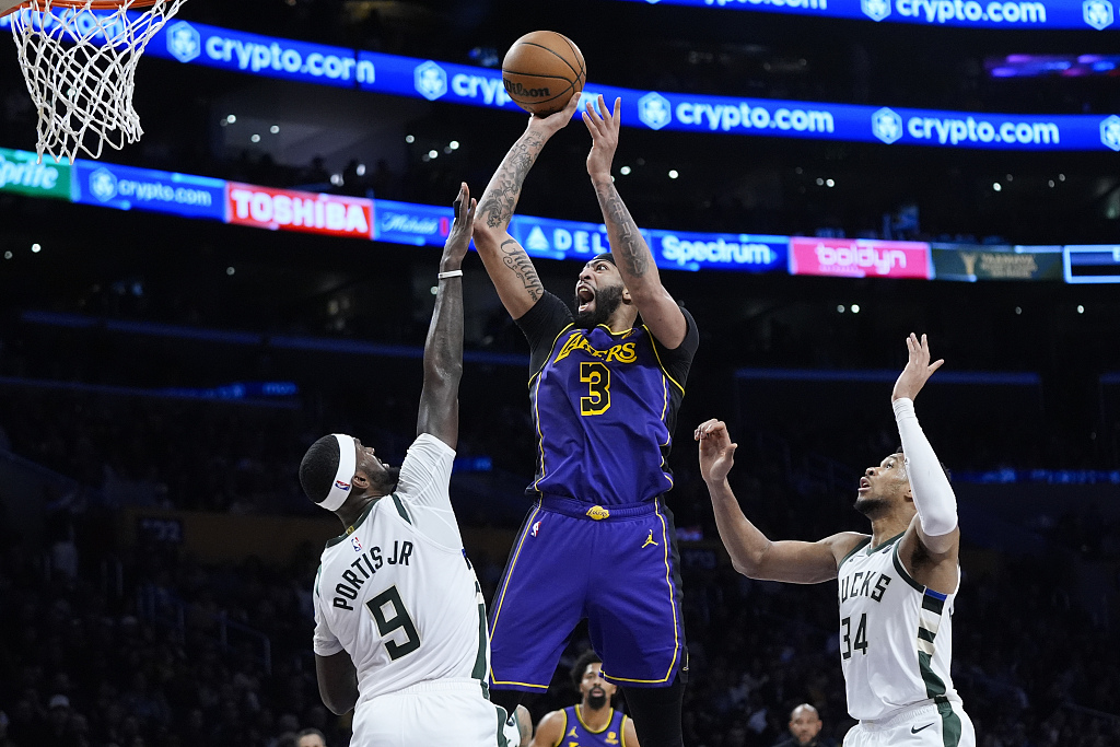 Anthony Davis (#3) of the Los Angeles Lakers shoots in the game against the Milwaukee Bucks at Crypto.com Arena in Los Angeles, California, March 8, 2024. /CFP