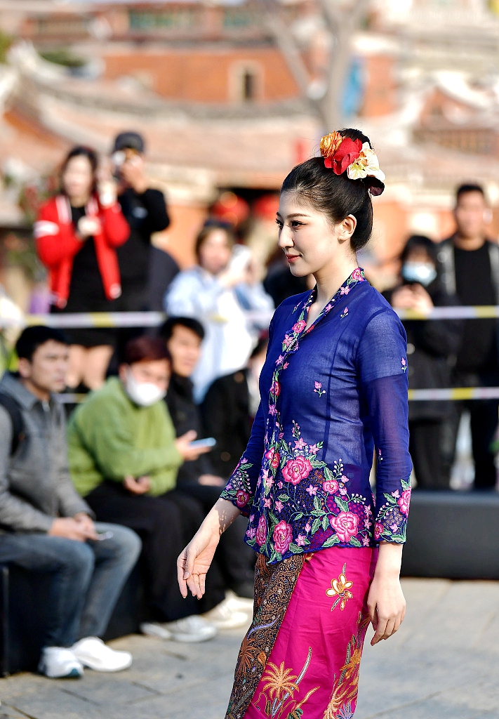 A model participates in a fashion show in Wulin Traditional Village in Jinjiang, Fujian Province on March 8, 2024, showcasing the Singaporean peranakan clothing style. /CFP