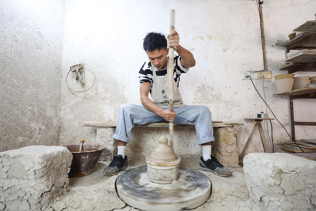 A file photo shows Zhang Shengbo making Yazhou pottery in Yazhou Town, Guizhou Province. /CFP