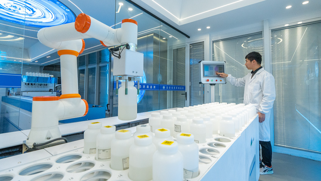 An experimenter tests surface water samples in an AI laboratory in Ningbo, east China's Zhejiang Province, December 19, 2023. /CFP