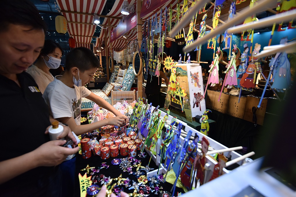 Visitors flock to experience China Chic products during an exhibition in Shenzhen, Guangdong Province. /CFP