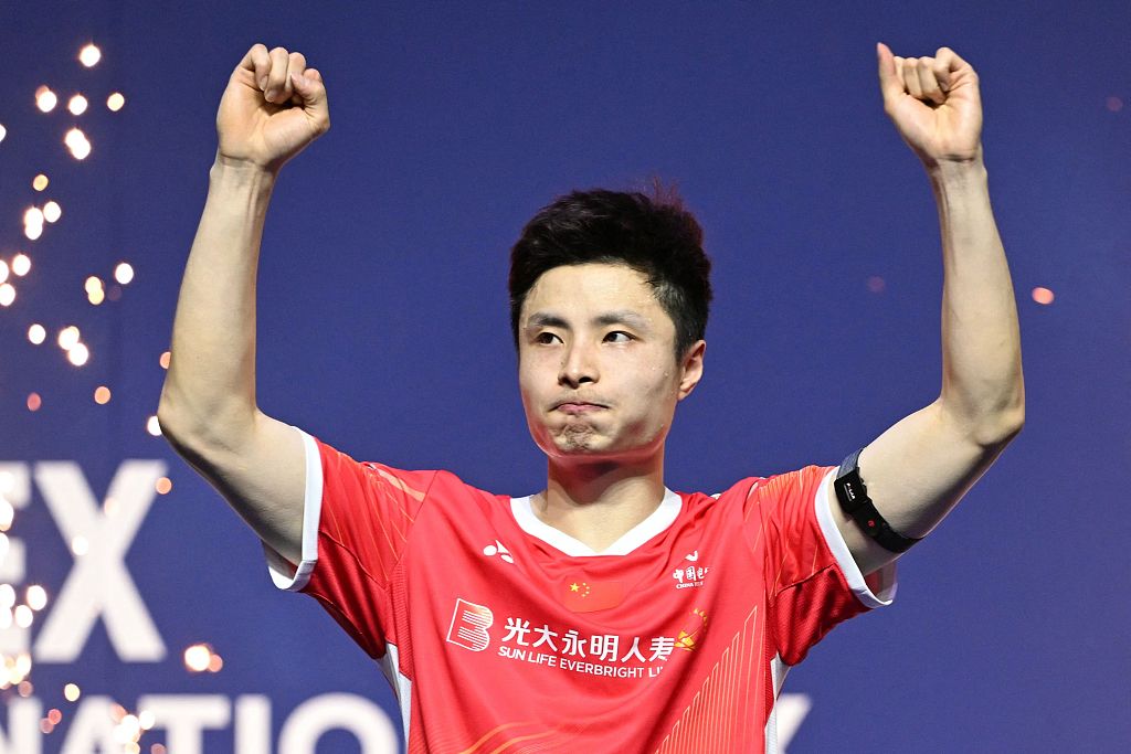 China's Shi Yuqi acknowledges the crowd after winning the men's single final of the French Open at Adidas Arena in Paris, France, March 10, 2024. /CFP