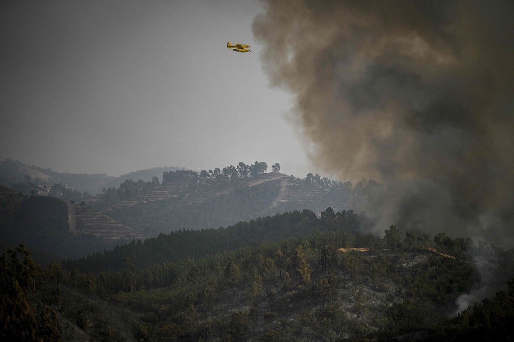 A firefighter plane flies over a wildfire in Odeceixe, south of Portugal, August 8, 2023. /CFP