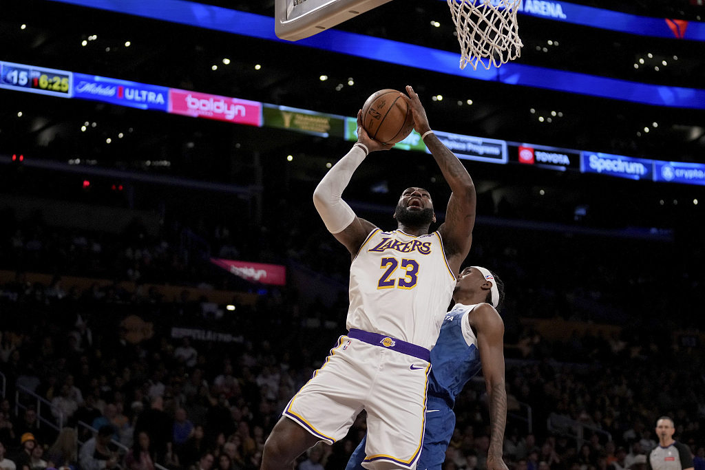 LeBron James (#23) of the Los Angeles Lakers drives toward the rim in the game against the Minnesota Timberwolves at Crypto.com Arena in Los Angeles, California, March 10, 2024. /CFP