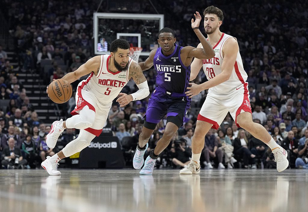 Fred VanVleet (L) of the Houston Rockets penetrates in the game against the Sacramento Kings at Golden 1 Center in Sacramento, California, March 10, 2024. /CFP
