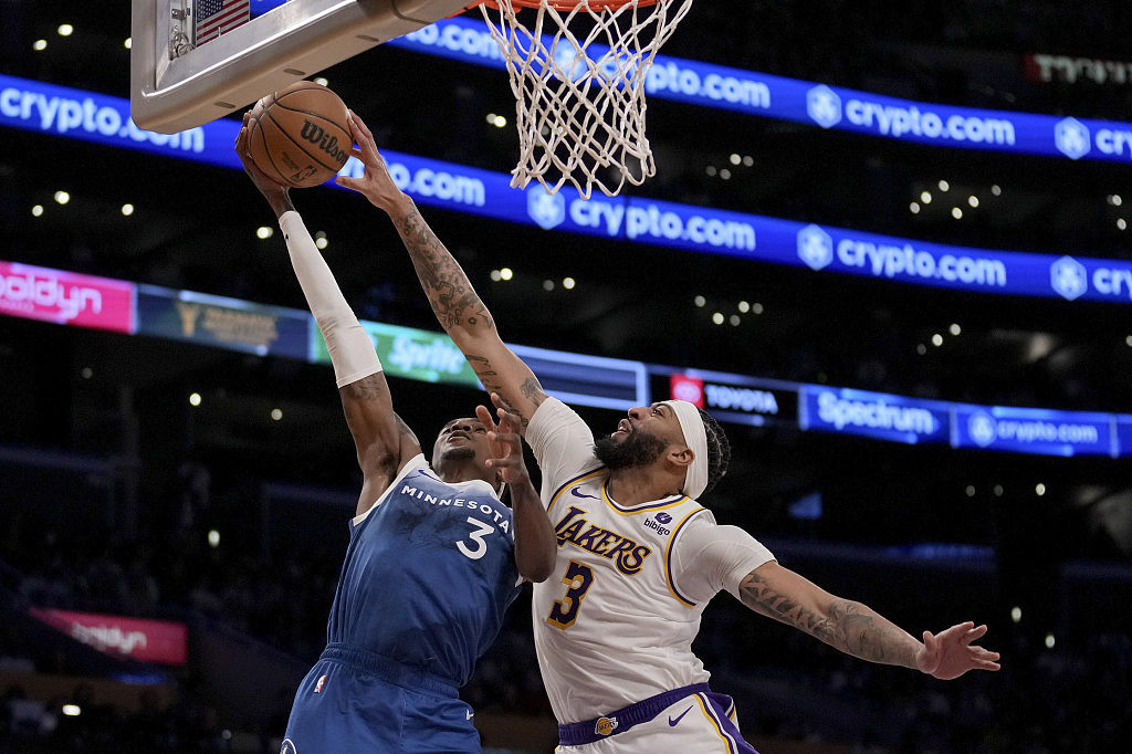 Anthony Davis (R) of the Los Angeles Lakers blocks a shot by Jaden McDaniels of the Minnesota Timberwolves in the game at Crypto.com Arena in Los Angeles, California, March 10, 2024. /CFP