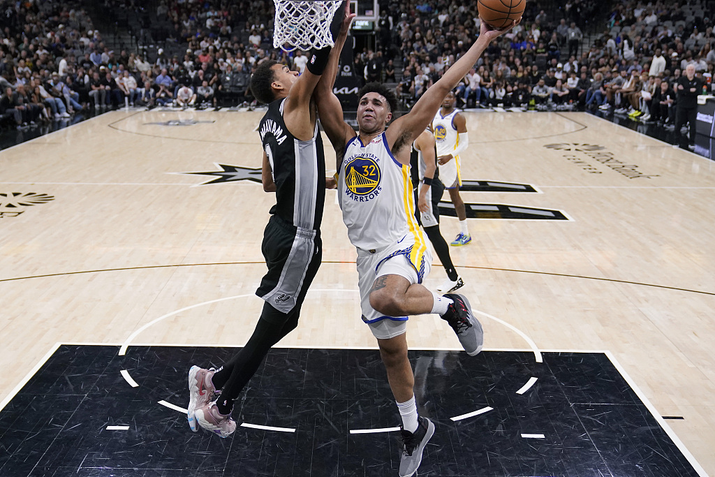 Trayce Jackson-Davis (R) of the Golden State Warriors dunks in the game against the San Antonio Spurs at Frost Bank Center in San Antonio, Texas, March 11, 2024. /CFP