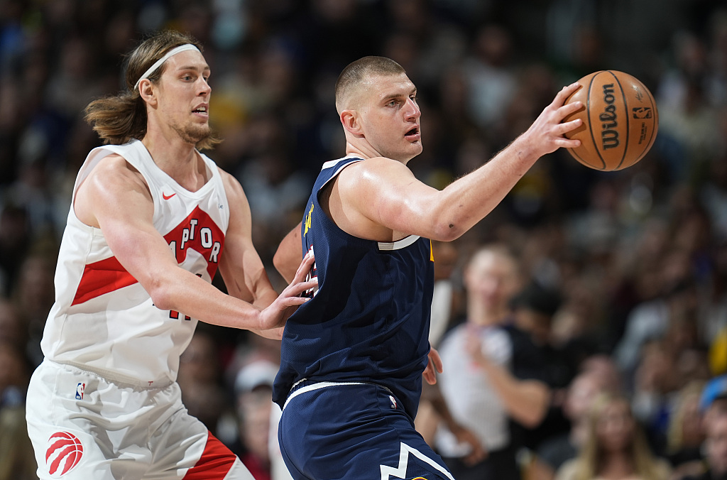 Nikola Jokic (R) of the Denver Nuggets posts up in the game against the Toronto Raptors at Ball Arena in Denver, Colorado, March 11, 2024. /CFP