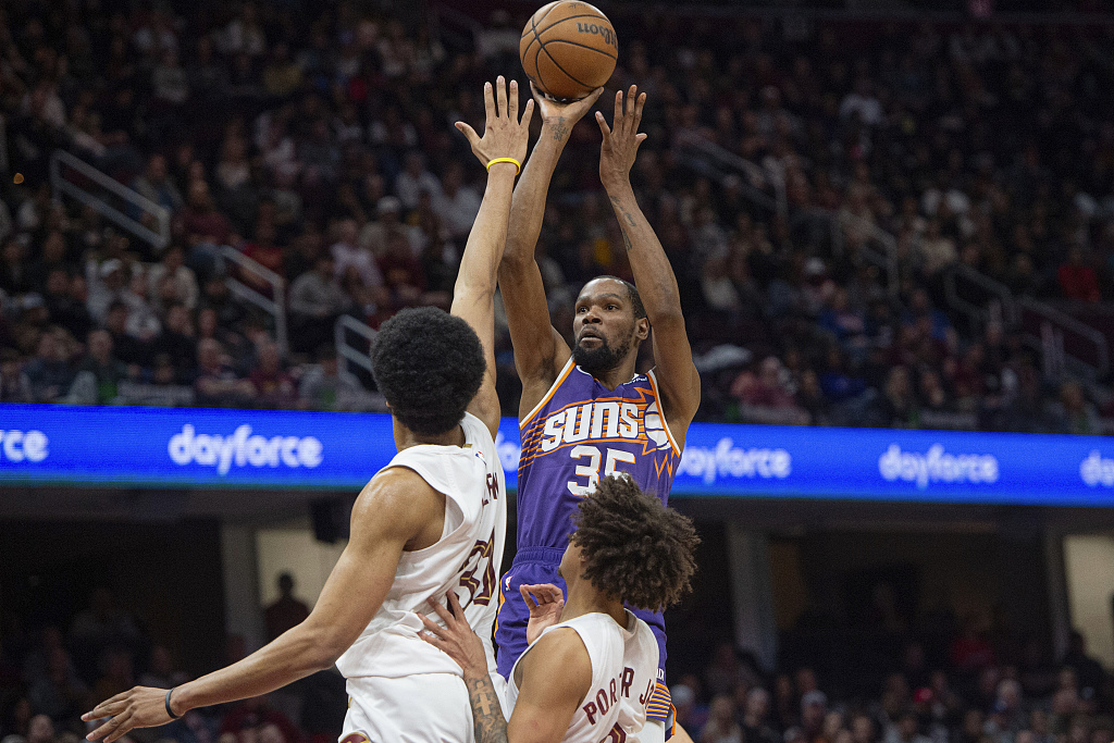 Kevin Durant (#35) of the Phoenix Suns shoots in the game against the Cleveland Cavaliers at Rocket Mortgage FieldHouse in Cleveland, Ohio, March 11, 2024. /CFP