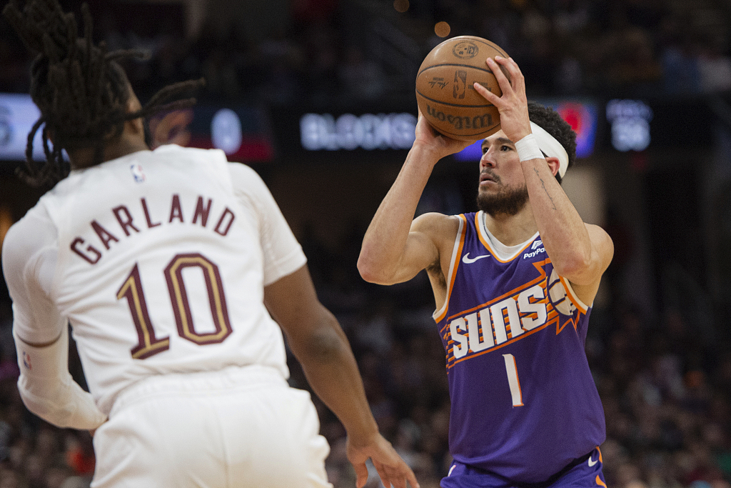 Devin Booker (#1) of the Phoenix Suns shoots in the game against the Cleveland Cavaliers at Rocket Mortgage FieldHouse in Cleveland, Ohio, March 11, 2024. /CFP