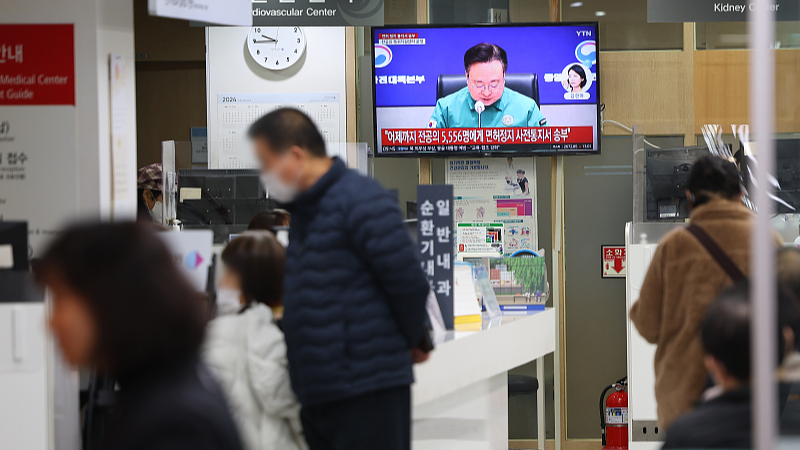 A TV is broadcasts news about the doctors' strike in a hospital in Seoul, South Korea, March 12, 2024. /CFP