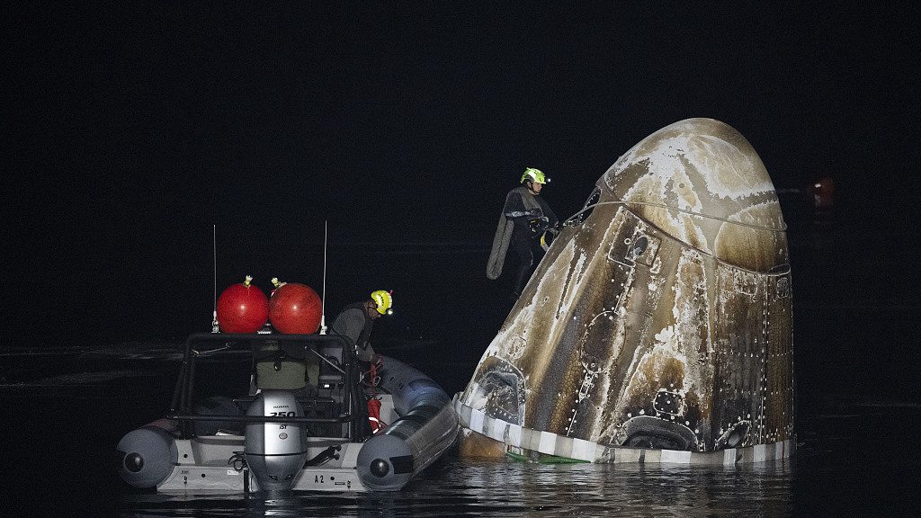 Support teams work around the SpaceX spacecraft shortly after it landed with the four astronauts aboard in the Gulf of Mexico off the coast of Pensacola, Florida, the U.S., March 12, 2024. /CFP
