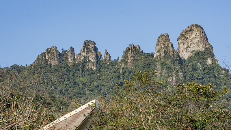 Live: A view of the Hainan Baoting Seven Fairy-Lady Mountain