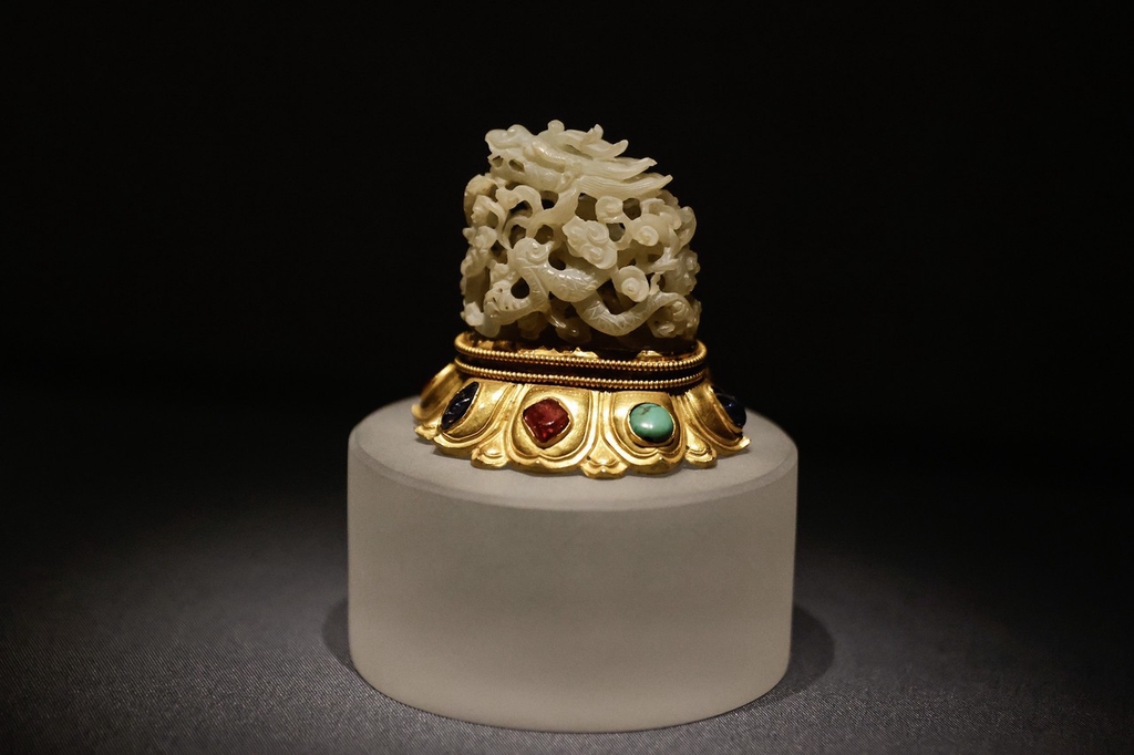 A gold-inlaid jade dragon-patterned hat top forms part of an exhibition of relics from the tomb of Ming Dynasty Prince Liangzhuang, on display at Hubei Provincial Museum, Wuhan, Hubei Province, March 12, 2024. /IC