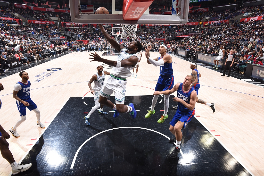 Anthony Edwards (C) of the Minnesota Timberwolves drives toward the rim in the game against the Los Angeles Clippers at Crypto.com Arena in Los Angeles, California, March 12, 2024. /CFP