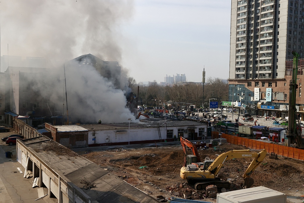 Thick plumes of grey smoke rise from a restaurant where a gas explosion took place in Sanhe City, Hebei Province, north China, March 13, 2024. /CFP