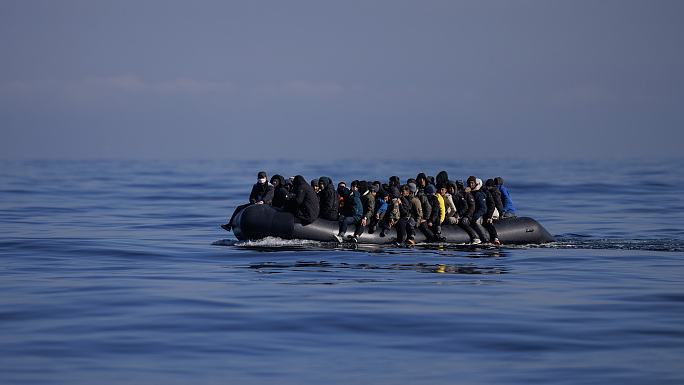 An inflatable dinghy carrying around 65 migrants crosses the English Channel,  March 6, 2024. /CFP