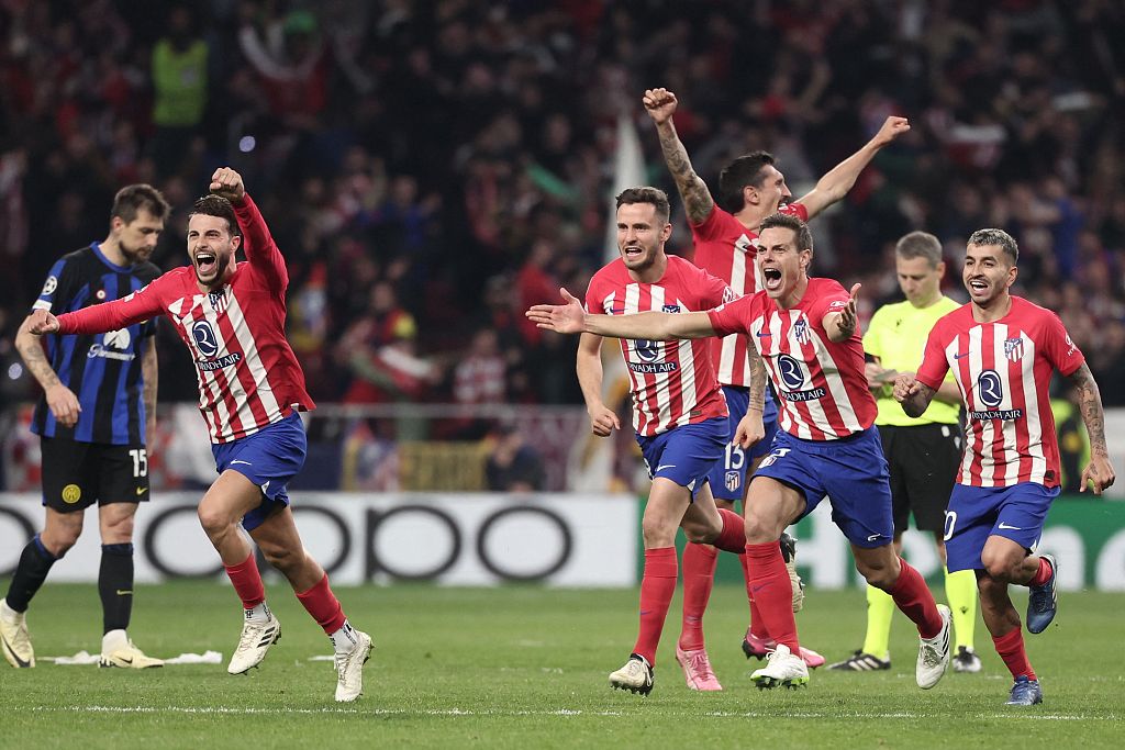 Atletico Madrid's players celebrate victory at the end of their clash with Inter Milan at the Metropolitano stadium in Madrid, Spain, March 13, 2024. /CFP