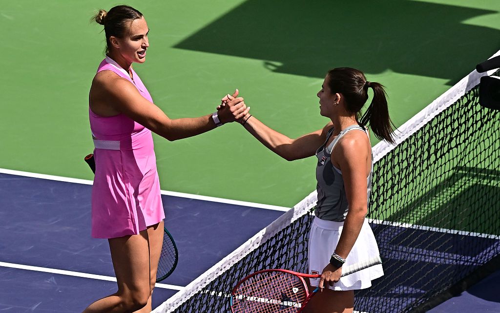 Aryna Sabalenka (L) and Emma Novarro shake hands after their fourth-round clash at the BNP Paribas Open in Indian Wells, California, U.S., March 13, 2024. /CFP
