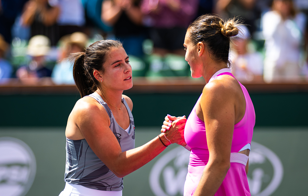 Emma Navarro (L) and Aryna Sabalenka shake hands at the net after the Indian Wells Masters round of 16 match in California, U.S., March 13, 2024. /CFP