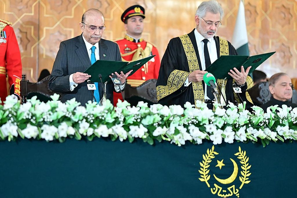Pakistan Supreme Court Chief Justice Qazi Faez Isa (R) administers the oath of office to Pakistan's President Asif Ali Zardari (L) at the President House in Islamabad, March 10, 2024. /CFP