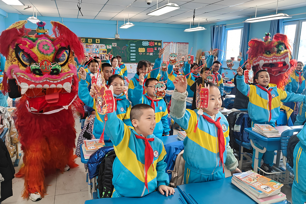 Students start the new semester after the Spring Festival at the No. 77 Primary School in Urumqi, capital of northwest China's Xinjiang Uygur Autonomous Region, February 25, 2024. /CFP