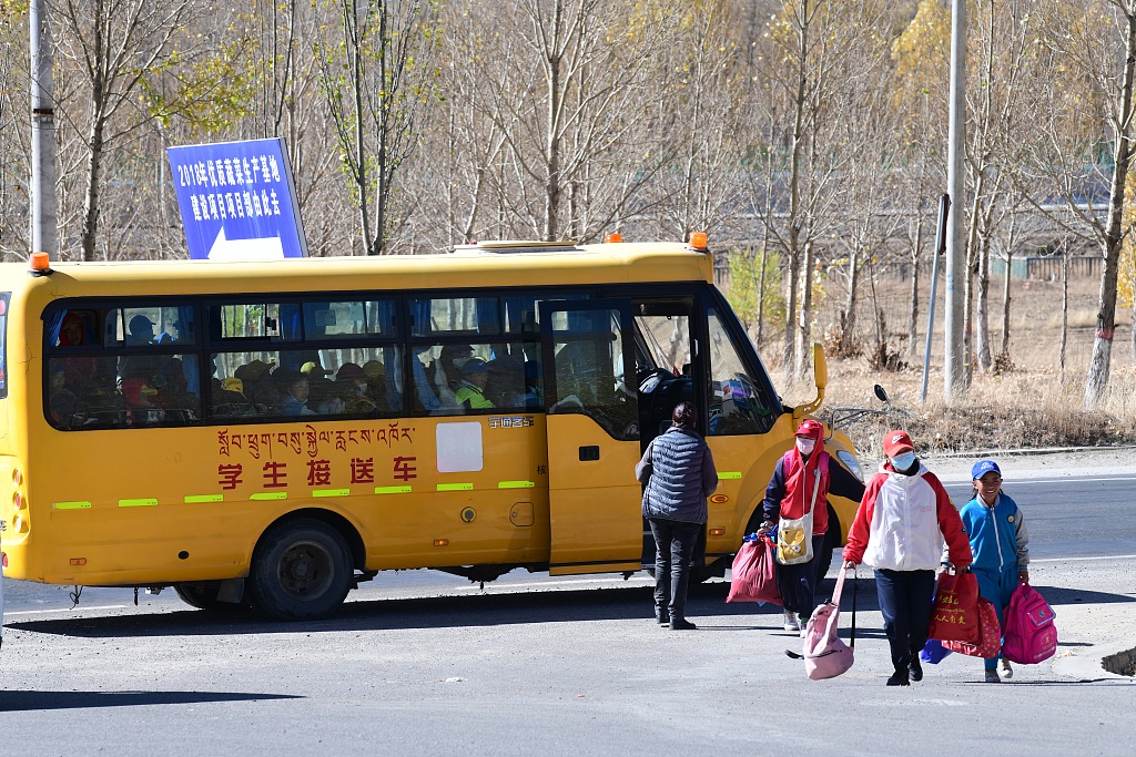 Students go home by school bus, Duilong Deqing District of Lhasa, southwest China's Xizang Autonomous Region, October 29, 2020. /CFP
