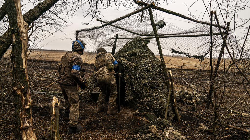 Ukrainian soldiers prepare to fire a 122-mm howitzer D-30 in Adiivka, Donetsk region, March 13, 2024. /CFP