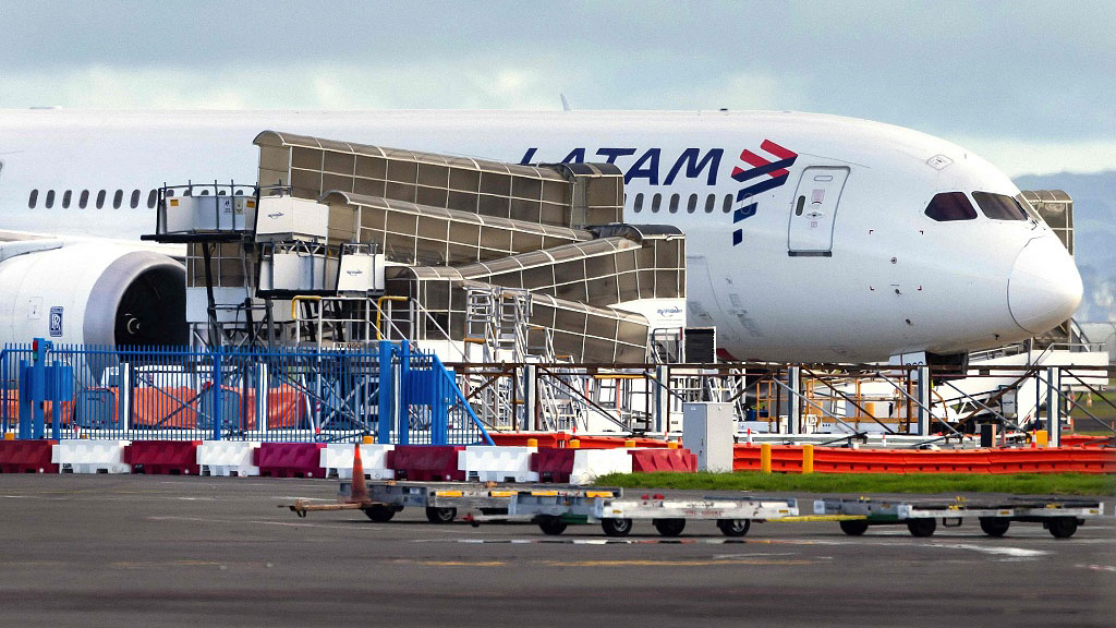 The LATAM Airlines Boeing 787 Dreamliner plane that suddenly lost altitude mid-flight a day earlier, dropping violently and injuring dozens of terrified travellers, is seen on the tarmac of the Auckland International Airport, New Zealand, March 12, 2024. /CFP
