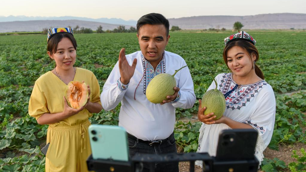 People promote Hami melons via livestreaming in Turpan of northwest China's Xinjiang Uygur Autonomous Region, May 19, 2021. /Xinhua
