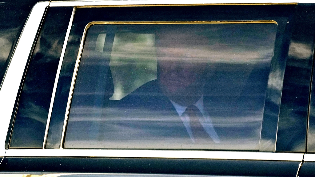 Former U.S. President Donald Trump waves to supporters as he leaves federal court in Fort Pierce, Florida, U.S., March 14, 2024. /CFP