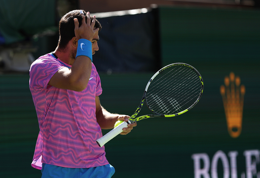 Carlos Alcaraz is stung by a swam of bees that invaded the court during his Indian Wells clash with Alexander Zverev in California, U.S., March 14, 2024. /CFP