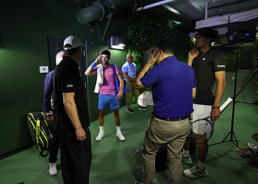 Carlos Alcaraz shows where he was stung by bees to officials during his Indian Wells clash with Alexander Zverev in California, U.S., March 14, 2024. /CFP