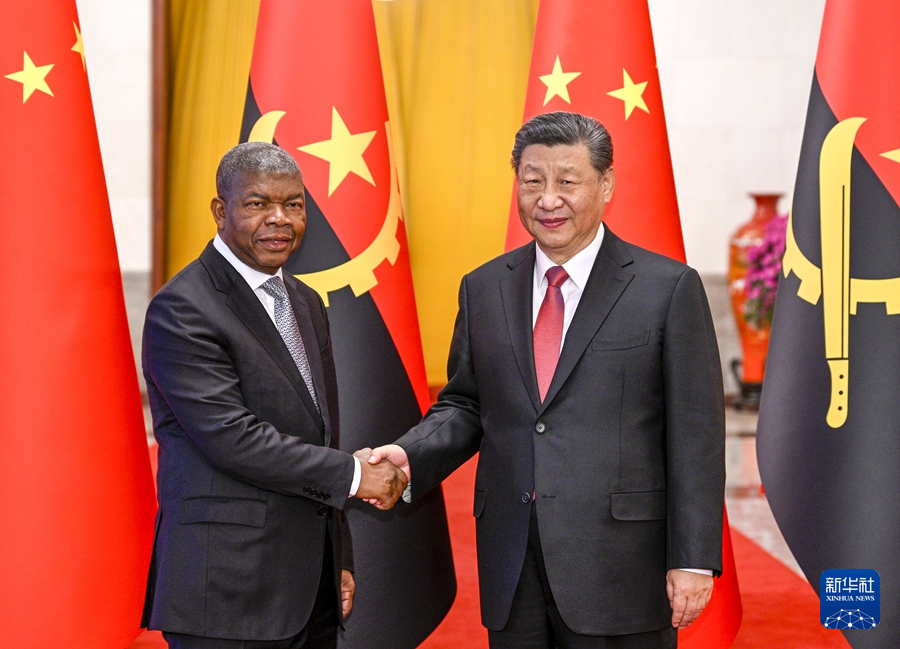 Chinese President Xi Jinping (R) shakes hands with Angolan President Joao Lourenco in Beijing, China, March 15, 2024. /Xinhua