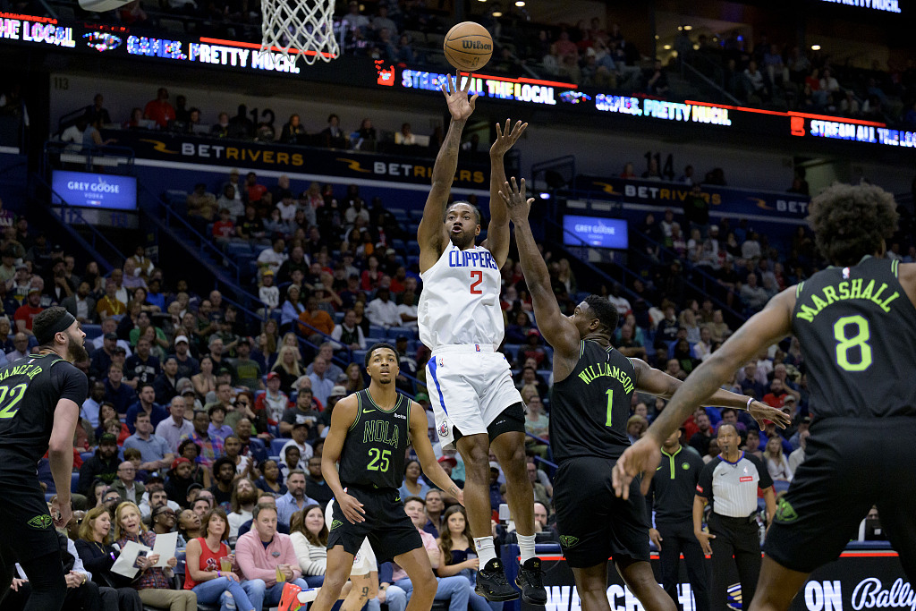 Kawhi Leonard (#2) of the Los Angeles Clippers shoots in the game against the New Orleans Pelicans at Smoothie King Center in New Orleans, Louisiana, March 15, 2024. /CFP