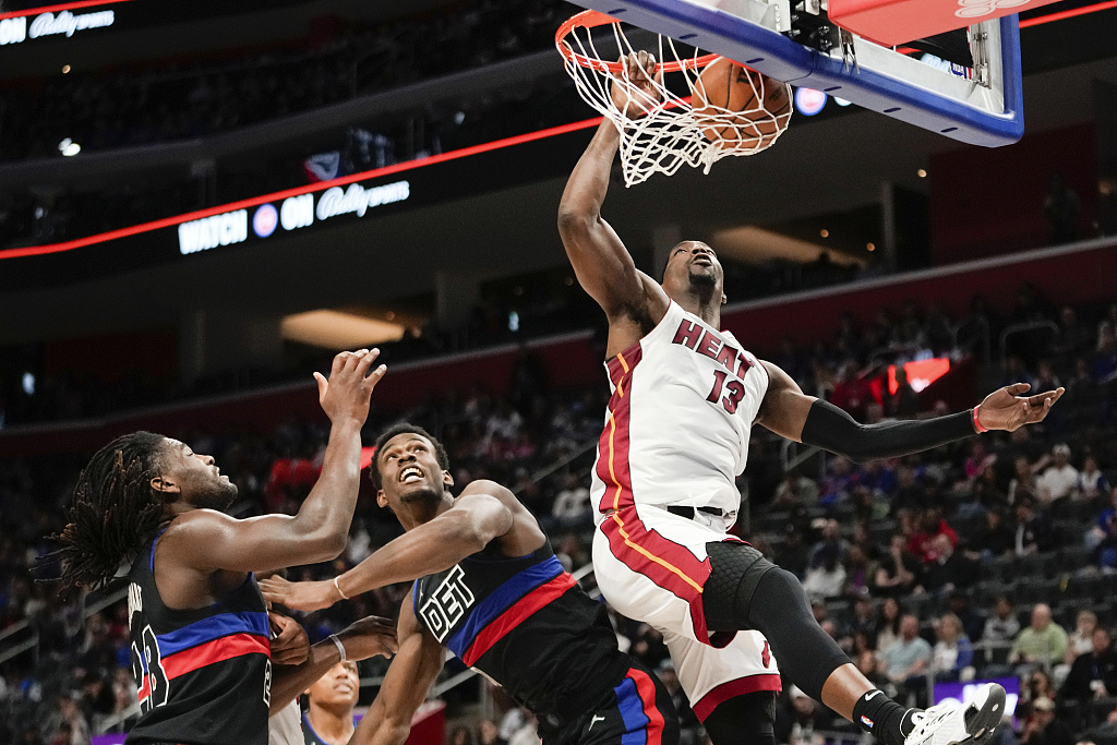 Bam Adebayo (#13) of the Miami Heat dunks in the game against the Detroit Pistons at Little Caesars Arena in Detroit, Michigan, March 15, 2024. /CFP
