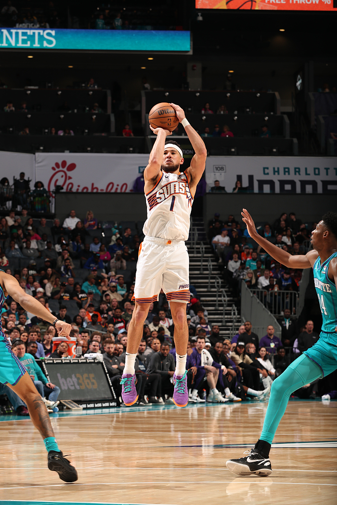 Devin Booker (#1) of the Phoenix Suns shoots in the game against the Charlotte Hornets at Spectrum Center in Charlotte, North Carolina, March 15, 2024. /CFP