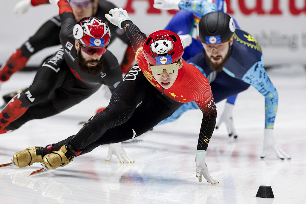 China's Lin Xiaojun lead in the pack in the men's 500 meters final at the World Championships at Ahoy Arena in Rotterdam, Netherlands, March 16, 2024. /CFP