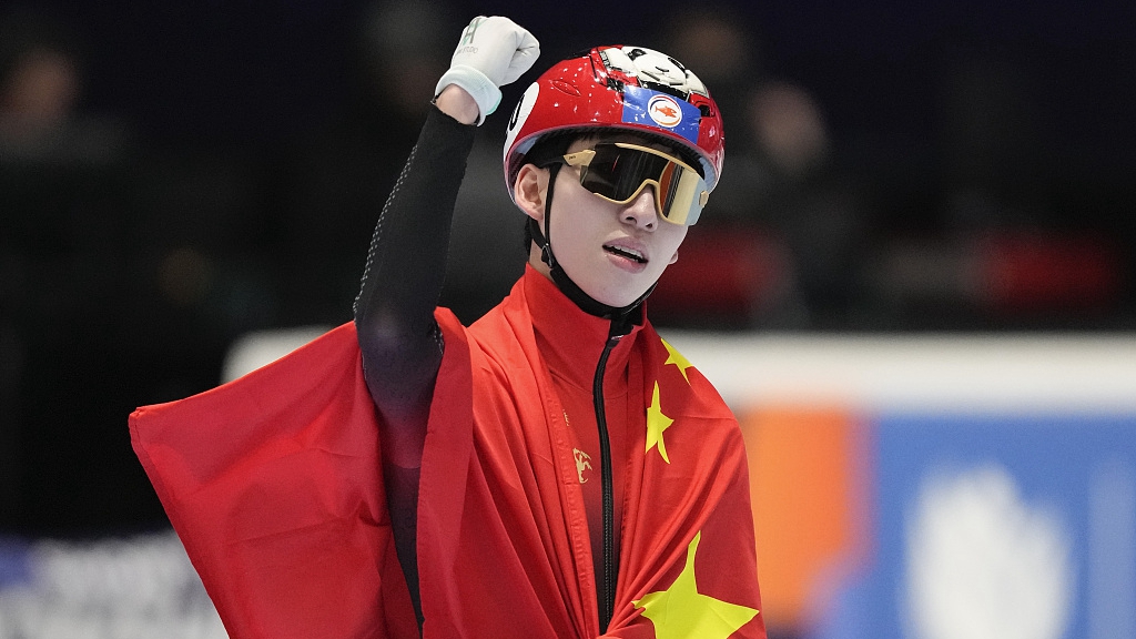 China's Lin Xiaojun celebrates winning the gold medal in the men's 500 meters final at the World Championships at Ahoy Arena in Rotterdam, Netherlands, March 16, 2024. /CFP
