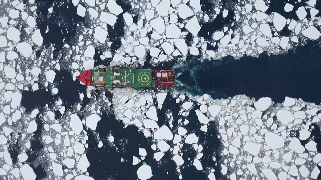 The polar icebreaker Xuelong 2 navigates in the Amundsen Sea during China's 40th Antarctic expedition, January 6, 2024. /CFP