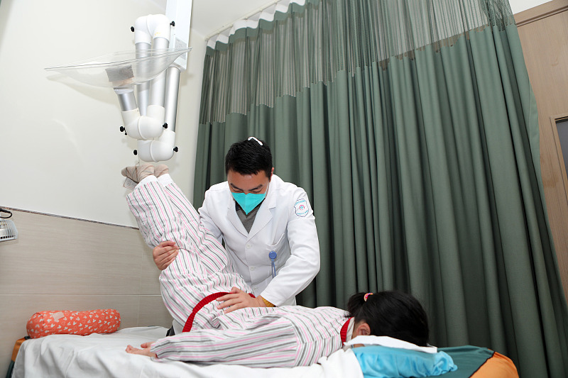 A woman receives Tuina treatment, a branch of traditional Chinese medicine, in Chongqing Municipality, December 1, 2022. /CFP