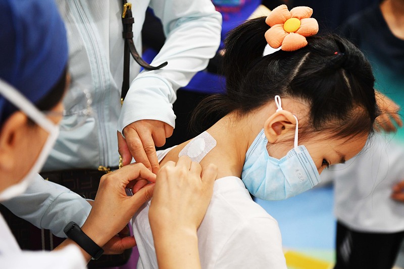 A woman receives traditional Chinese medicine treatment at a hospital in Beijing, July 16, 2022. /CFP