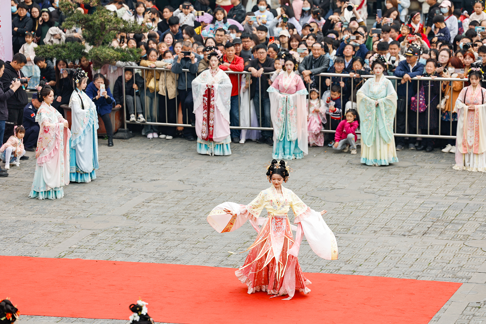 A hanfu fan dances at the Wuhan Garden Expo Park as a flower festival kicks off at the park in Wuhan, Hubei Province on March 16, 2024. /IC