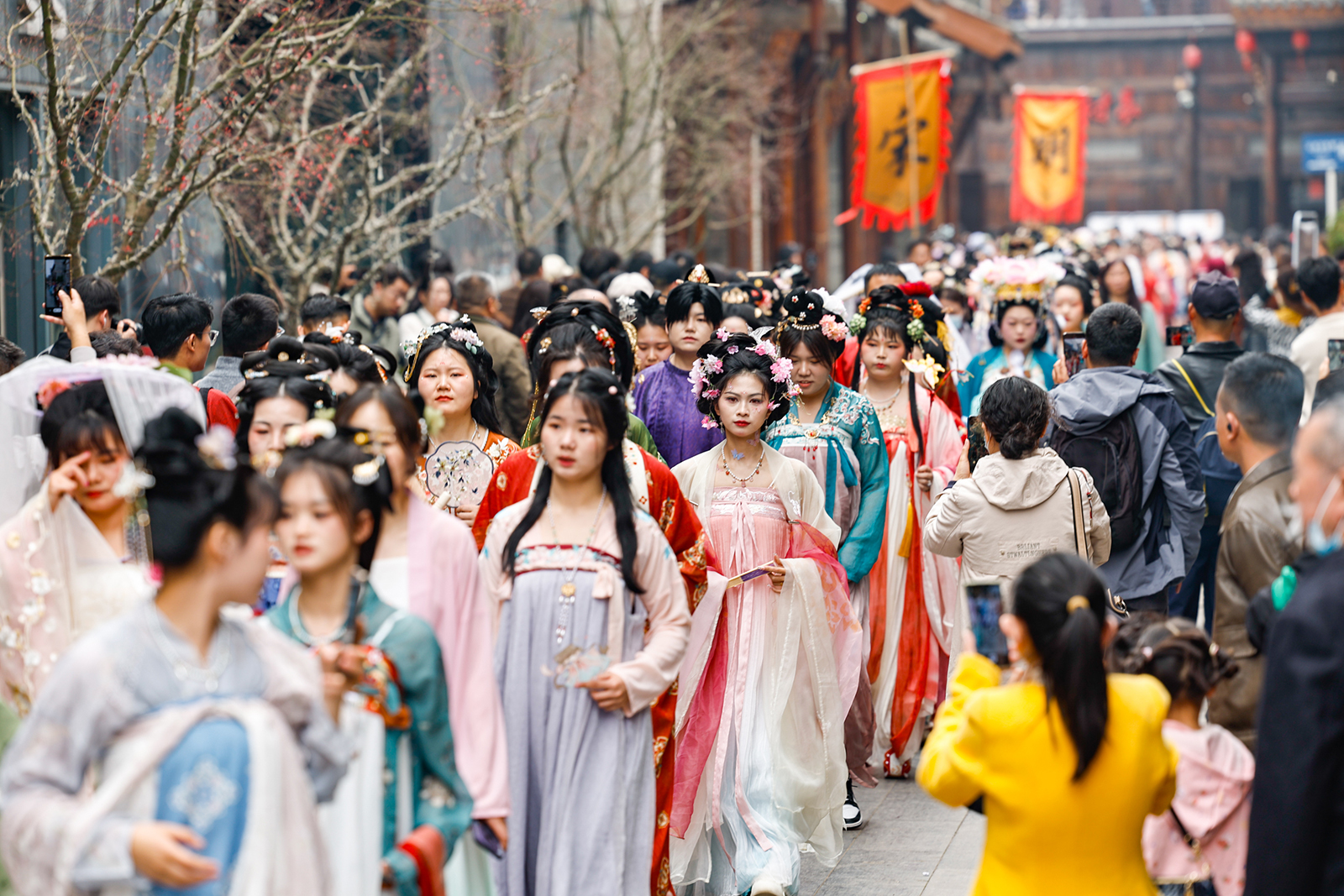 Hanfu fans parade around the Wuhan Garden Expo Park as a flower festival kicks off at the park in Wuhan, Hubei Province on March 16, 2024. /IC