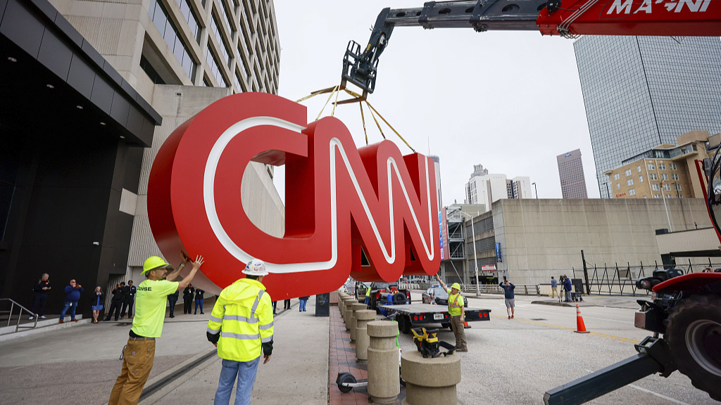 A crane lifts the CNN sign onto a flatbed truck in Atlanta, March 4, 2024. The famous symbol will be refurbished and reinstalled at the Techwood campus by the Warner Brothers studios in Midtown Atlanta. /CFP
