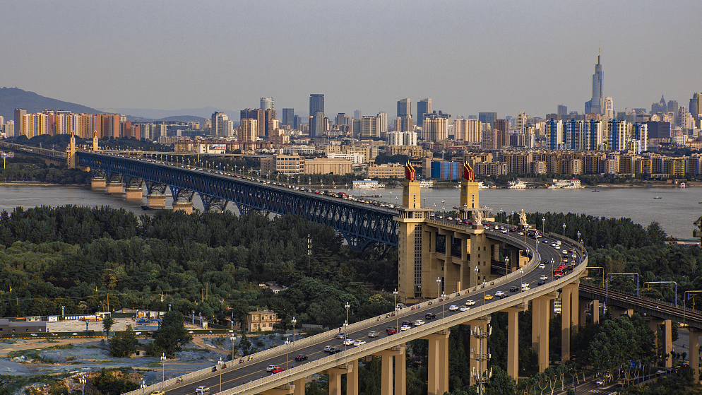 Live: A look at the view of China's Nanjing Yangtze River Bridge
