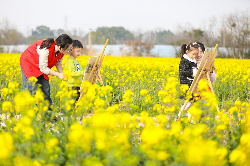 Children paint a spring view at a garden in Huzhou City, Zhejiang Province, March 15, 2024. /CFP