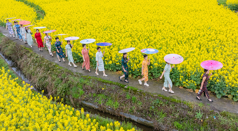 A group of tourists dressed in traditional Chinese garments visit a garden while enjoying springtime in Guizhou Province, March 16, 2024. /CFP