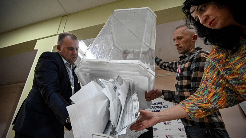 Members of a local electoral commission empty a ballot box at a polling station after the last day of Russia's presidential election vote in Moscow, Russia, March 17, 2024. /CFP